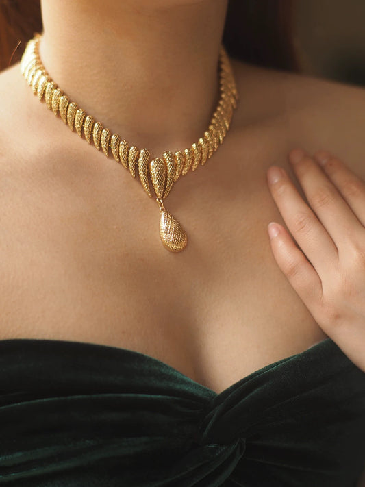 Vintage Golden Necklace Classic and Elegant