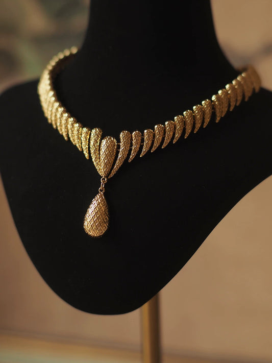 Vintage Golden Necklace Classic and Elegant